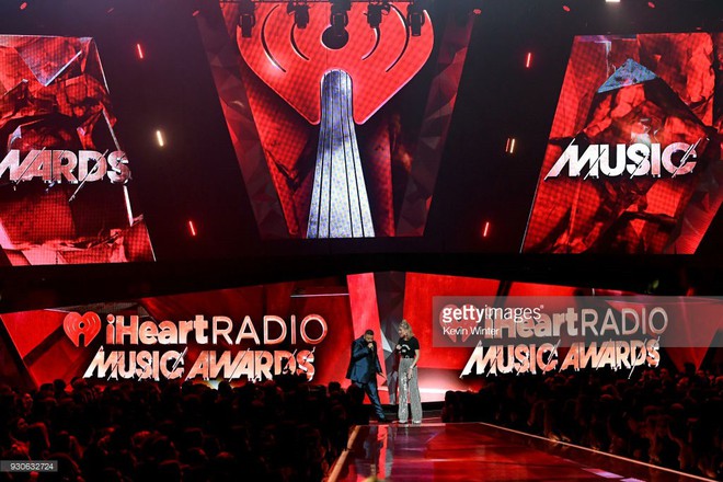iHeartRadio Music Awards 2018: BTS giành tận 2 cúp, Ariana Grande ôm giải cho... cún - Ảnh 2.