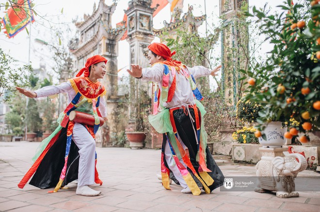 Hai chàng trai 16 tuổi má phấn môi son múa điệu con đĩ đánh bồng: Nỗi sợ bị người đời kỳ thị vì giả gái - Ảnh 2.