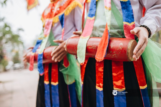 Hai chàng trai 16 tuổi má phấn môi son múa điệu con đĩ đánh bồng: Nỗi sợ bị người đời kỳ thị vì giả gái - Ảnh 13.