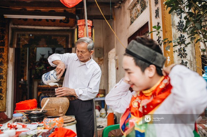 Hai chàng trai 16 tuổi má phấn môi son múa điệu con đĩ đánh bồng: Nỗi sợ bị người đời kỳ thị vì giả gái - Ảnh 4.