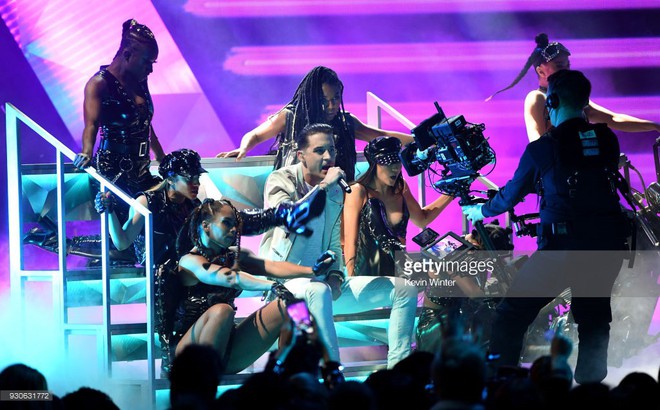 iHeartRadio Music Awards 2018: BTS giành tận 2 cúp, Ariana Grande ôm giải cho... cún - Ảnh 12.