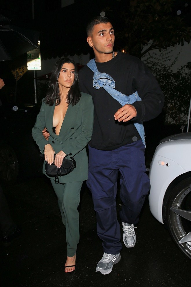 D&aacute;n băng keo để ngực kh&ocirc;ng chảy xệ, chị cả nh&agrave; Kardashian bị hớ h&ecirc;nh khi hẹn h&ograve; phi c&ocirc;ng trẻ - Ảnh 2.