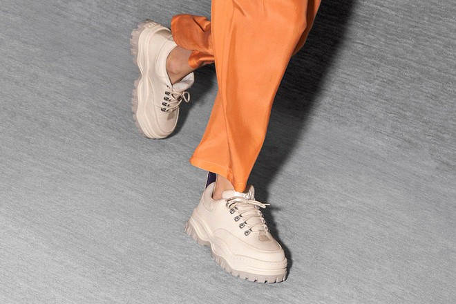 6 mẫu sneakers hot hit được dự đoán sẽ soán ngôi Triple S của Balenciaga - Ảnh 11.