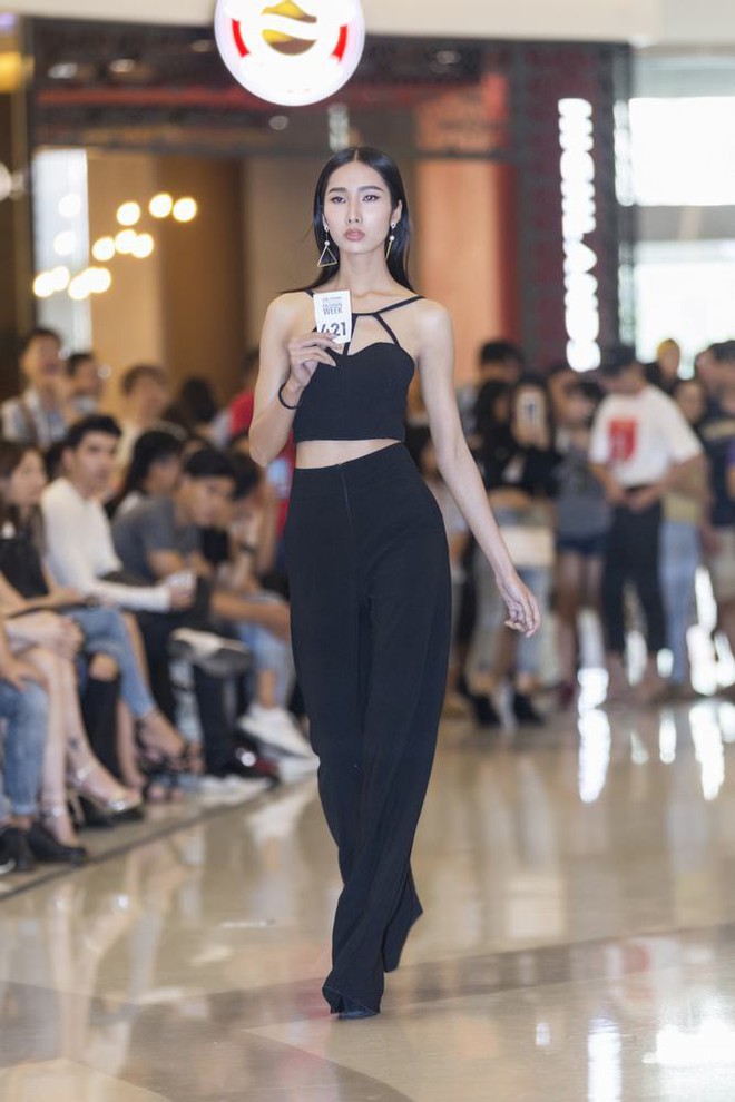 Mẫu 13 tuổi catwalk ấn tượng gây sốt, xuất hiện thí sinh giống Hoàng Thùy tại buổi casting VIFW Xuân/Hè 2018 - Ảnh 4.