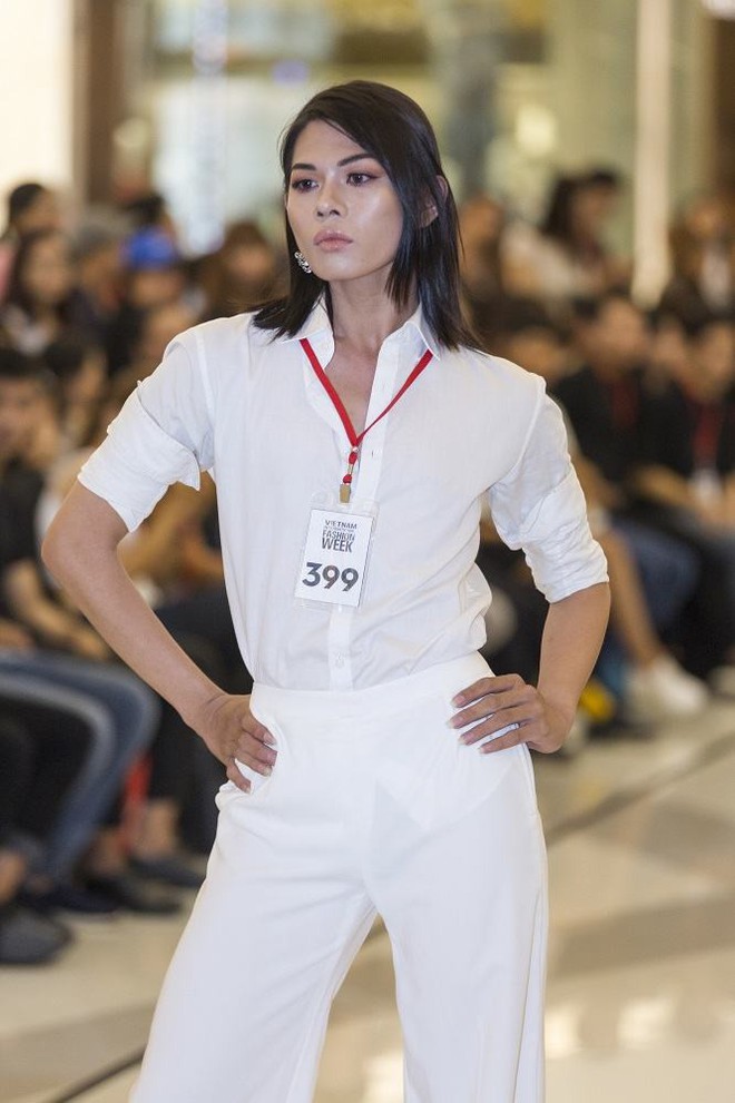 Mẫu 13 tuổi catwalk ấn tượng gây sốt, xuất hiện thí sinh giống Hoàng Thùy tại buổi casting VIFW Xuân/Hè 2018 - Ảnh 14.