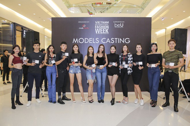 Mẫu 13 tuổi catwalk ấn tượng gây sốt, xuất hiện thí sinh giống Hoàng Thùy tại buổi casting VIFW Xuân/Hè 2018 - Ảnh 15.