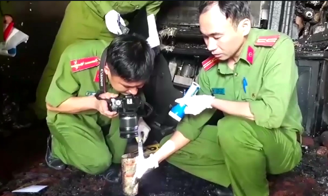 Vụ ch&aacute;y nh&agrave; khiến 5 người chết ở Đ&agrave; Lạt: Tr&iacute;ch camera ph&aacute;t hiện nghi can l&agrave; h&agrave;ng x&oacute;m cầm b&igrave;nh gas mini đi v&agrave;o nh&agrave; - Ảnh 1.