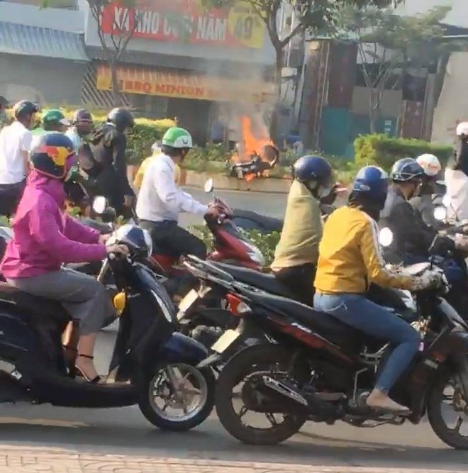 Nam thanh niên thoát khỏi xe máy bốc cháy dữ dội trên đại lộ Phạm Văn Đồng - Ảnh 1.