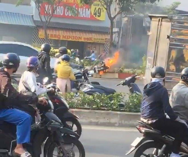 Nam thanh niên thoát khỏi xe máy bốc cháy dữ dội trên đại lộ Phạm Văn Đồng - Ảnh 2.