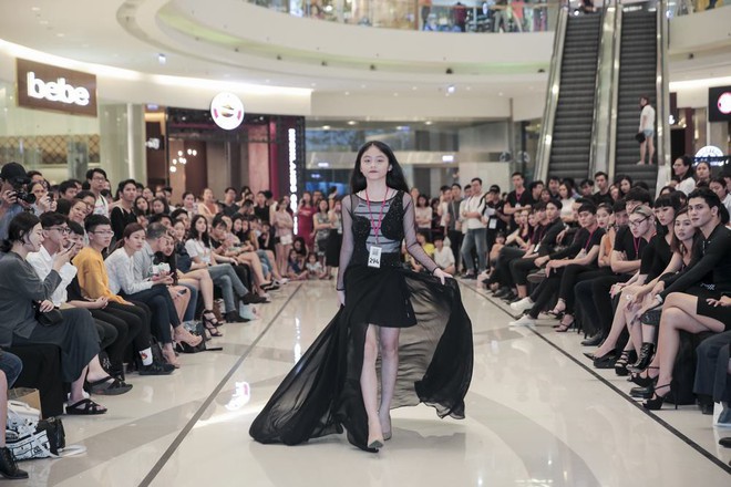 Mẫu 13 tuổi catwalk ấn tượng gây sốt, xuất hiện thí sinh giống Hoàng Thùy tại buổi casting VIFW Xuân/Hè 2018 - Ảnh 2.