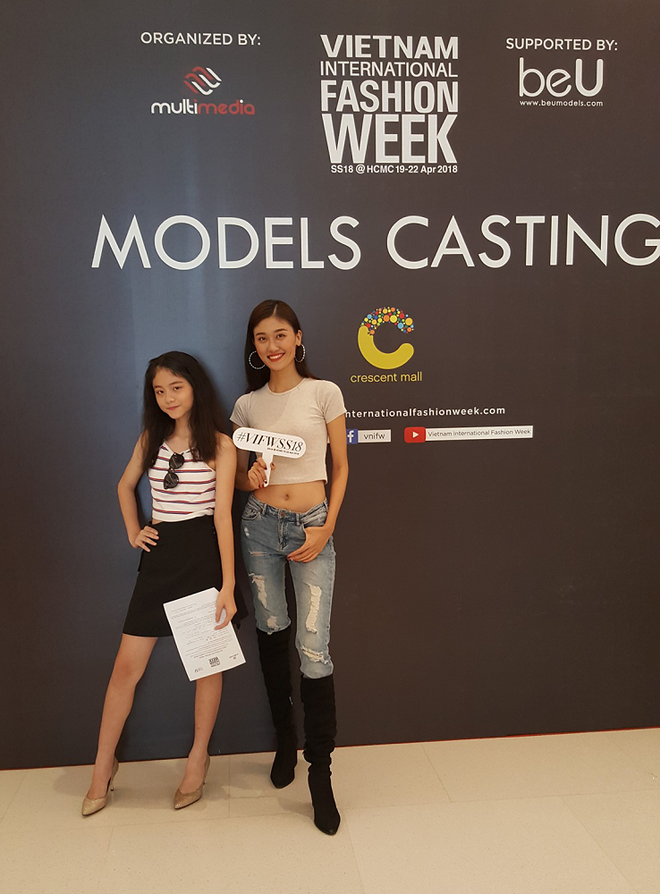 Mẫu 13 tuổi catwalk ấn tượng gây sốt, xuất hiện thí sinh giống Hoàng Thùy tại buổi casting VIFW Xuân/Hè 2018 - Ảnh 3.