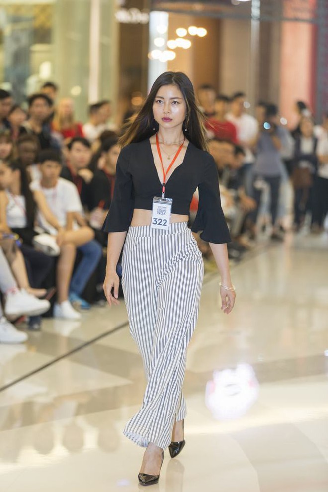 Mẫu 13 tuổi catwalk ấn tượng gây sốt, xuất hiện thí sinh giống Hoàng Thùy tại buổi casting VIFW Xuân/Hè 2018 - Ảnh 7.