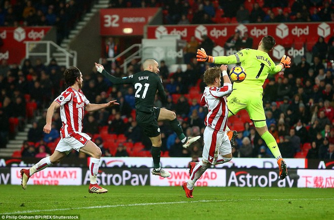 David Silva lập cú đúp, Man City hơn Man Utd tới 16 điểm - Ảnh 9.