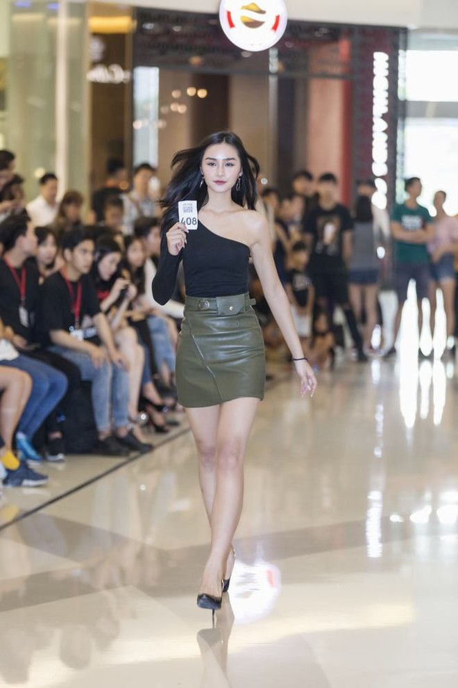 Mẫu 13 tuổi catwalk ấn tượng gây sốt, xuất hiện thí sinh giống Hoàng Thùy tại buổi casting VIFW Xuân/Hè 2018 - Ảnh 9.