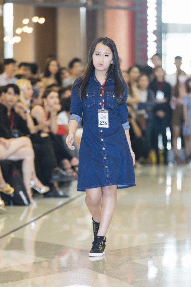 Mẫu 13 tuổi catwalk ấn tượng gây sốt, xuất hiện thí sinh giống Hoàng Thùy tại buổi casting VIFW Xuân/Hè 2018 - Ảnh 12.