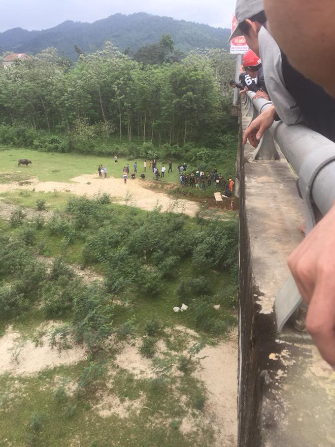 H&agrave; Tĩnh: Để lại xe đạp điện, nam sinh lớp 8 nghi gieo m&igrave;nh xuống cầu tự tử - Ảnh 1.