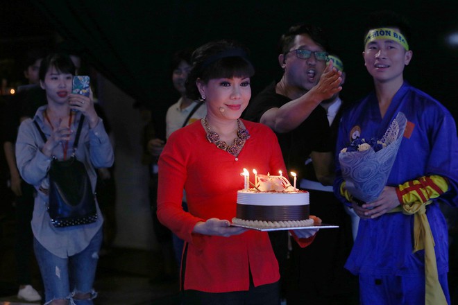 Á hậu Hoàng Thùy bất ngờ được Hoài Linh - Việt Hương tổ chức sinh nhật - Ảnh 2.