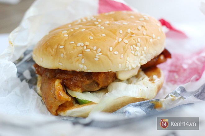 Xem sự kh&aacute;c biệt giữa quảng c&aacute;o v&agrave; thực tế của burger ở Việt Nam để thấy đ&uacute;ng l&agrave; đời kh&ocirc;ng như mơ - Ảnh 17.