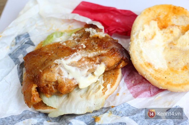 Xem sự kh&aacute;c biệt giữa quảng c&aacute;o v&agrave; thực tế của burger ở Việt Nam để thấy đ&uacute;ng l&agrave; đời kh&ocirc;ng như mơ - Ảnh 18.