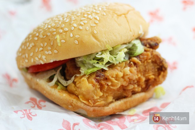 Xem sự kh&aacute;c biệt giữa quảng c&aacute;o v&agrave; thực tế của burger ở Việt Nam để thấy đ&uacute;ng l&agrave; đời kh&ocirc;ng như mơ - Ảnh 21.