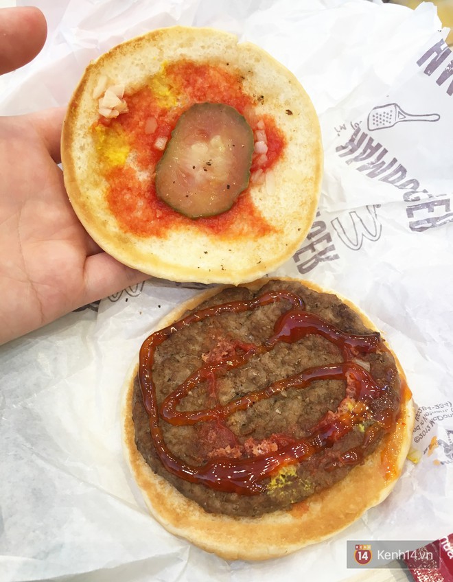 Xem sự kh&aacute;c biệt giữa quảng c&aacute;o v&agrave; thực tế của burger ở Việt Nam để thấy đ&uacute;ng l&agrave; đời kh&ocirc;ng như mơ - Ảnh 4.