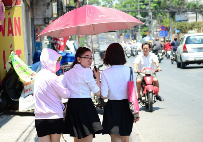 Những ngày Sài Gòn nắng nóng cao điểm, cần nhớ ngay một số lưu ý để phòng tránh say nắng - Ảnh 1.