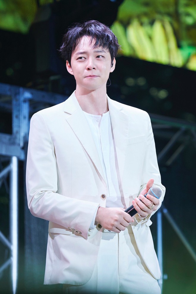 Hậu scandal, Yoochun rưng rưng, hát tặng hàng nghìn fan trong ngày comeback - Ảnh 1.