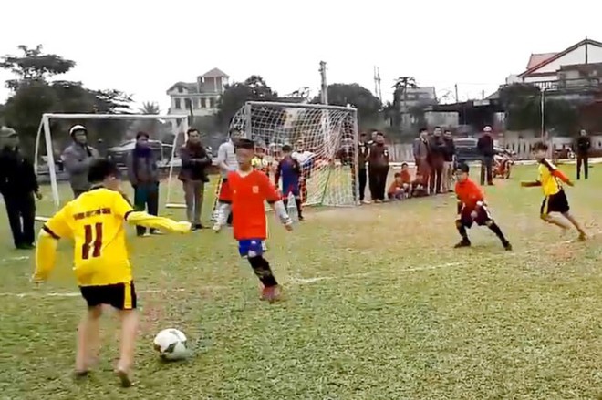 Clip cậu b&eacute; H&agrave; Tĩnh đi b&oacute;ng vi diệu như Messi g&acirc;y sốt mạng x&atilde; hội - Ảnh 2.