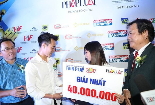 Văn Toàn tặng giải thưởng Fair-play cho nữ cầu thủ giúp mẹ chữa bệnh - Ảnh 1.