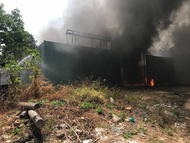 Cháy nổ ở xưởng phế phế liệu trong khu dân cư, học sinh tiểu học phải sơ tán - Ảnh 2.