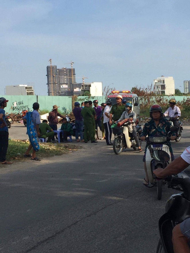 Thi thể ph&acirc;n hủy nằm cạnh r&agrave;o chắn c&ocirc;ng tr&igrave;nh ở S&agrave;i G&ograve;n c&oacute; thể l&agrave; của một đạo diễn, nghệ sĩ - Ảnh 2.