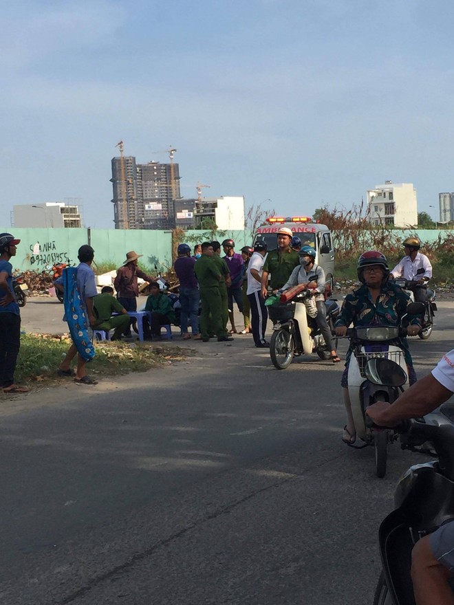 Người dân hốt hoảng phát hiện thi thể phân hủy nằm cạnh rào chắn công trình ở Sài Gòn - Ảnh 2.
