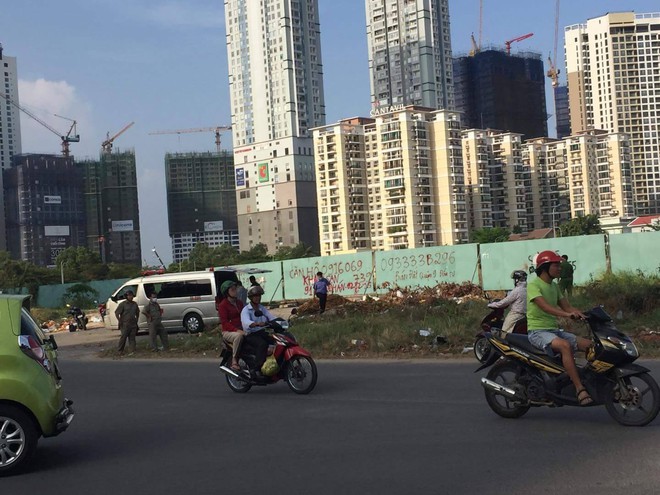 Thi thể ph&acirc;n hủy nằm cạnh r&agrave;o chắn c&ocirc;ng tr&igrave;nh ở S&agrave;i G&ograve;n c&oacute; thể l&agrave; của một đạo diễn, nghệ sĩ - Ảnh 1.