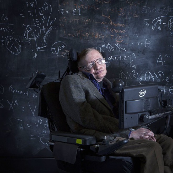 Câu chuyện về chiếc xe lăn diệu kỳ của huyền thoại Stephen Hawking: người kết nối vũ trụ trên từng vòng xoay - Ảnh 1.