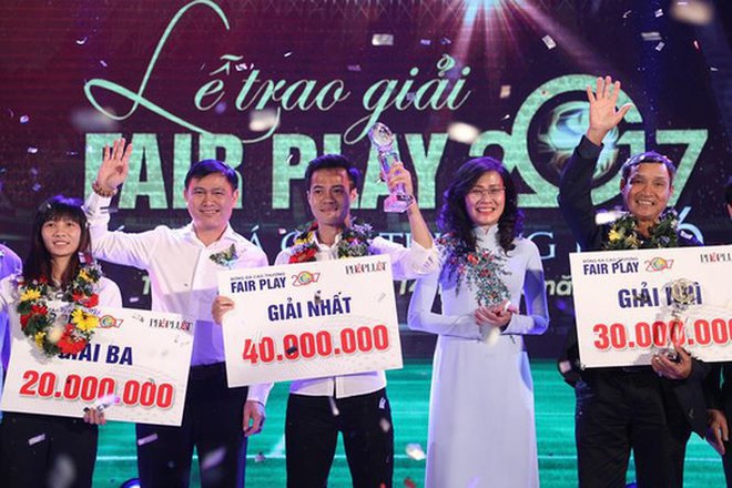 Văn To&agrave;n tặng giải thưởng Fair-play cho nữ cầu thủ gi&uacute;p mẹ chữa bệnh - Ảnh 2.