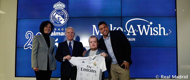 Sau 15 năm, Người ngoài hành tinh Ronaldo hội ngộ cậu bé chiến thắng thần chết năm nào - Ảnh 2.