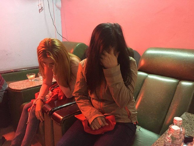 Bắt quả tang 2 cô gái đang kích dục cho khách khi tiến hành kiểm tra tiệm massage vùng ven Sài Gòn - Ảnh 2.