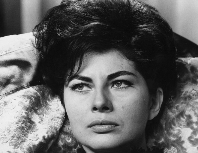 Cuộc đời bi kịch của “Công chúa có đôi mắt buồn” ở Iran: Hôn nhân cổ tích chóng tàn khi cô không thể mang thai - Ảnh 1.