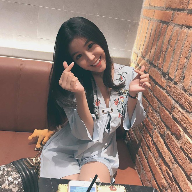 Hết được b&aacute;o H&agrave;n tung h&ocirc;, nữ thần kh&ocirc;ng g&oacute;c chết ở S&agrave;i G&ograve;n tiếp tục được b&aacute;o Trung khen ngợi v&igrave; qu&aacute; xinh đẹp - Ảnh 2.