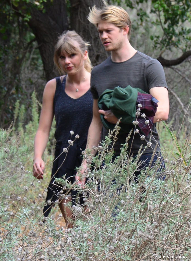 Điểm tin thân cận: Yêu nhau hơn 1 năm, Taylor Swift đã sẵn sàng làm vợ bạn trai kém tuổi - Ảnh 2.