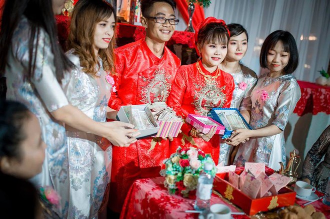 Tiền lẻ mừng cưới là một nét đẹp truyền thống trong cuộc sống đời thường của người Việt. Hãy cùng ngắm nhìn hình ảnh liên quan để tìm hiểu thêm về tình cảm và nghĩa cử trong lễ hội cuối năm.