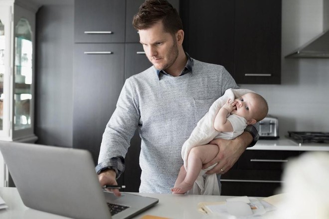 Khoa học khẳng định: C&aacute;c &ocirc;ng bố thời hiện đại đ&atilde; tiến h&oacute;a, tất cả l&agrave; nhờ c&aacute;c mẹ - Ảnh 1.