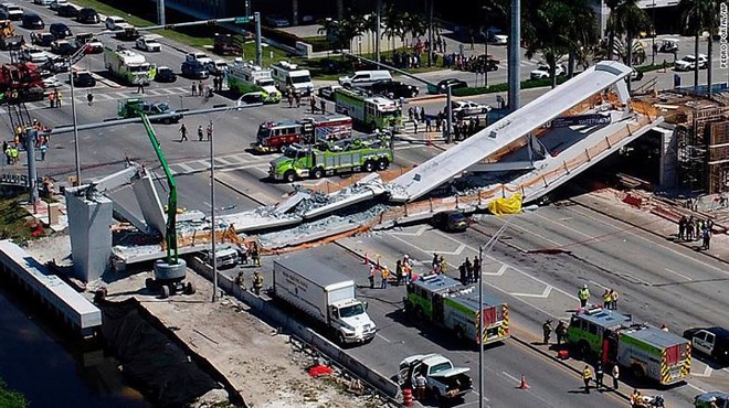 Hình ảnh hiện trường vụ sập cầu vượt vừa xây xong tại Miami (Mỹ) - Ảnh 1.