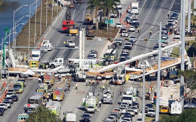 Hình ảnh hiện trường vụ sập cầu vượt vừa xây xong tại Miami (Mỹ) - Ảnh 2.