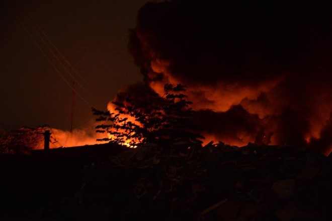 Hà Nội: Cháy rất lớn ở Triều Khúc, cột khói đen bốc nghi ngút hàng trăm mét - Ảnh 3.