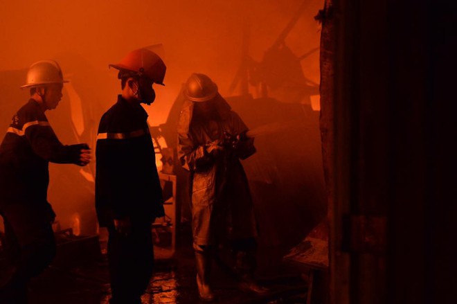 Hà Nội: Cháy rất lớn ở Triều Khúc, cột khói đen bốc nghi ngút hàng trăm mét - Ảnh 7.
