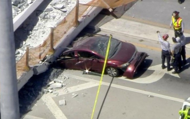 Hình ảnh hiện trường vụ sập cầu vượt vừa xây xong tại Miami (Mỹ) - Ảnh 7.