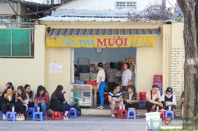 Chốn dừng chân ăn sáng, uống sữa huyền thoại của bao thế hệ người Sài Gòn - Ảnh 1.