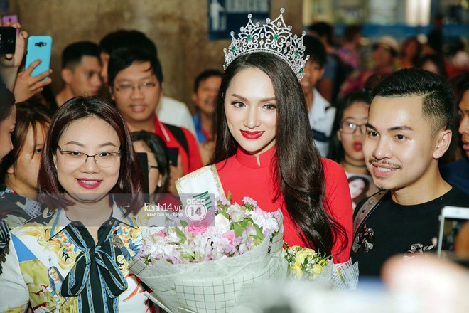 Về đến sân bay Việt Nam, Hương Giang vội thay áo dài đỏ, đội vương miện lộng lẫy để chào khán giả - Ảnh 5.