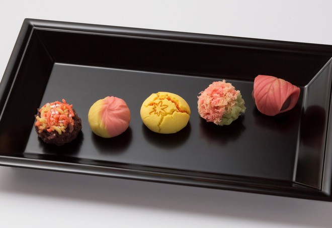 Độc đ&#225;o ẩm thực Wagashi của Nhật Bản, mỗi chiếc b&#225;nh l&#224;m ra đều l&#224; một t&#225;c phẩm nghệ thuật tinh tế - Ảnh 1.